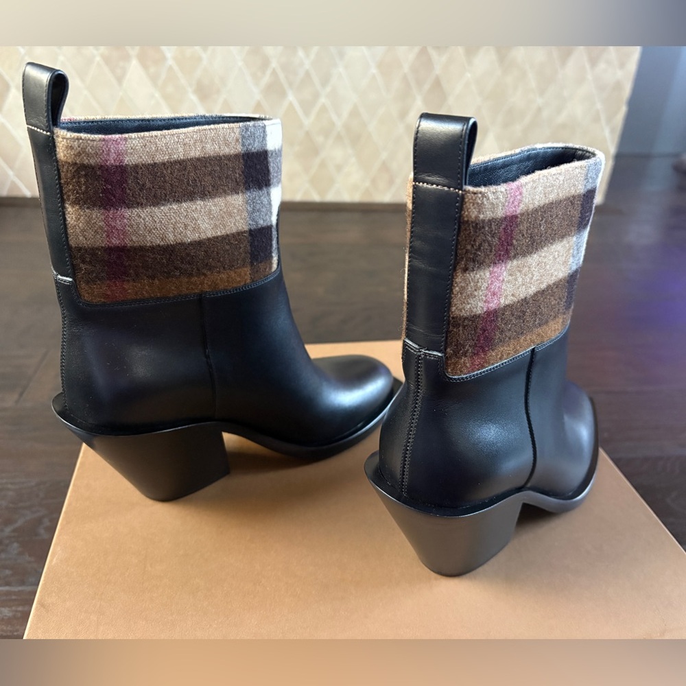 Burberry check paneled leather boots size 37.5 -new - Picture 2 of 8